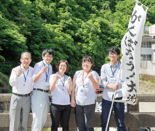 肱川地域復興支援担当 篠原雅人（左端） 部長兼支所長