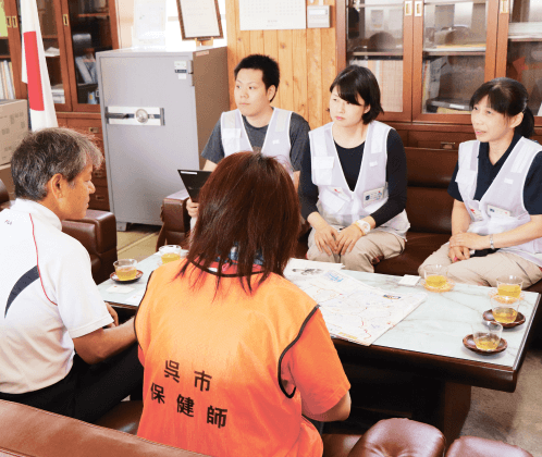 Mental health care team lectures to elementary school teachers